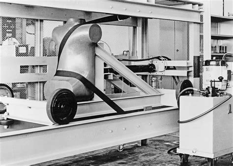 Istorinė nuotrauka: pirmieji saugos diržų prototipai