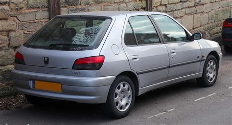 Peugeot 306 hečbeko eksterjeras (bendrasis vaizdas)