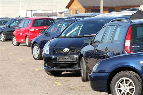 Tematinė nuotrauka: žmogus apžiūrinėja automobilį automobilių turguje