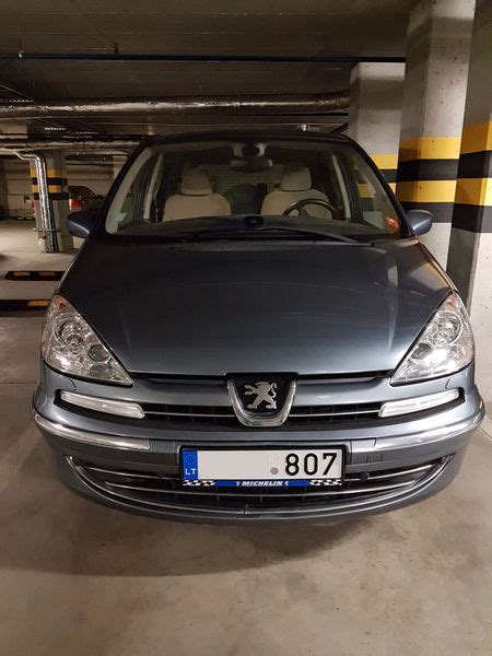 automobilio Peugeot 807 stoglangis su matomu pratekėjimo pėdsaku