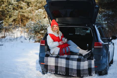 Tematinė nuotrauka: žmogus sėdi šildomame automobilyje žiemą