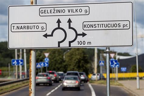 Nuotrauka, iliustruojanti senus ir naujus kelio ženklus Lietuvoje