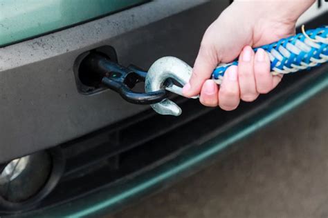 iliustracija, rodanti, kaip saugiai ištraukti saugiklį naudojant specialų plastikinį pincetą
