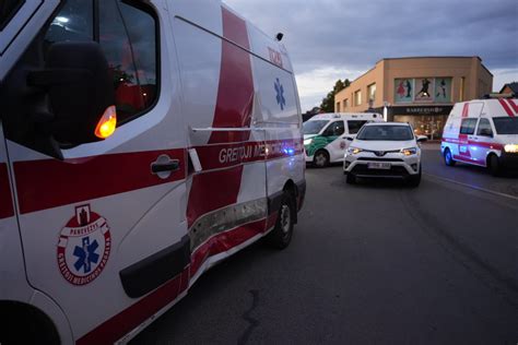 Teminė nuotrauka: greitosios pagalbos ir policijos automobiliai įvykio vietoje