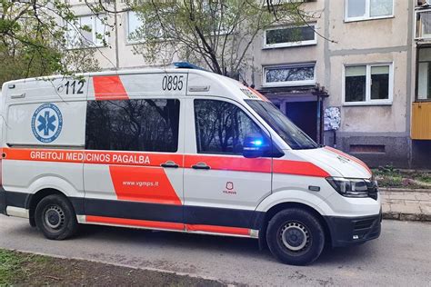Teminė nuotrauka: automobilis atsitrenkęs į pastatą