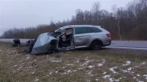 Tematinė nuotrauka: sugadintas Mercedes-Benz automobilis po avarijos