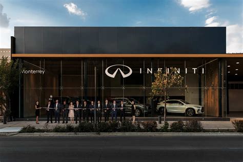 Infiniti automobilio su dvigubos arkos grotelėmis eksterjero nuotrauka, pabrėžiant eleganciją ir galią