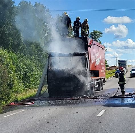 Tematinė nuotrauka: sunkvežimis kelyje