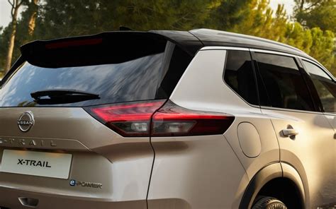 nuotrauka, iliustruojanti įvairių tipų stogo skersinius, pritvirtintus prie Nissan X-Trail