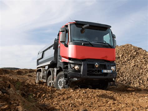 „Renault Trucks“ K serijos miškavežis miško kelyje su pakrauta mediena
