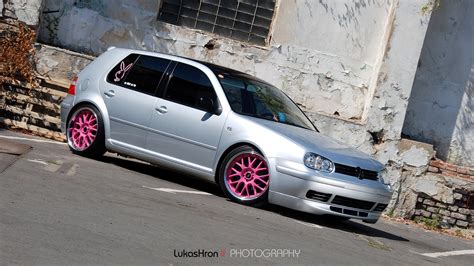 Thematiškas VW Golf 4 su sumontuotu spoileriu