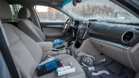 Tematinė iliustracija: daiktai, kurių negalima palikti automobilyje ekstremaliomis temperatūromis