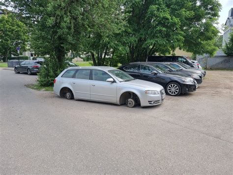 Tematinė nuotrauka: netinkamai pastatytas automobilis ant žalios vejos