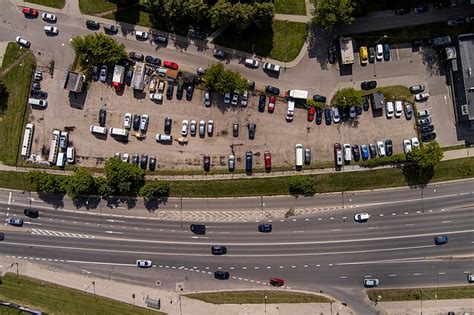Iliustracija: išregistruotas automobilis stovintis kieme
