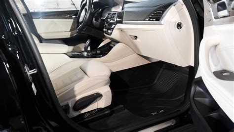 Teminis automobilio salonas su prabangiais sėdynių užvalkalais