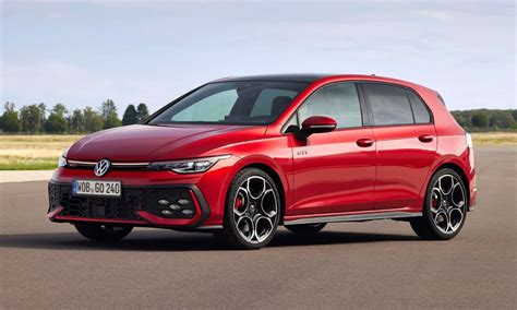 Modifikuotas Volkswagen Golf 2 H grupės automobilis su atidarytu variklio dangčiu