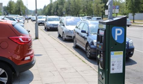 Automobilių stovėjimo aikštelės prižiūrėtojas stebi kameras ir valdo eismą
