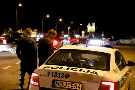 Policijos persekiojimas ir degantis automobilis kelyje