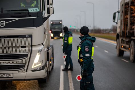 Policijos pareigūnai tikrina dokumentus vairuotojui