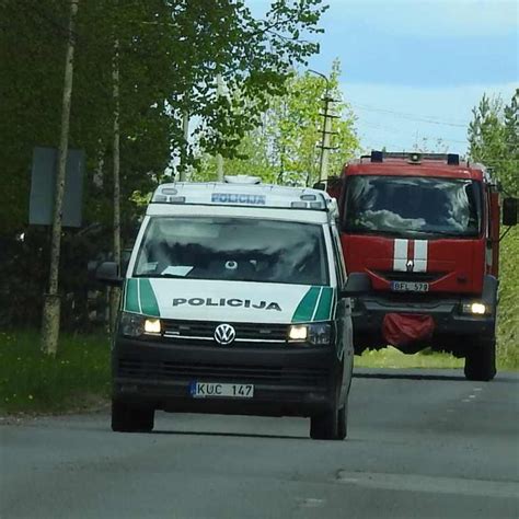 teminė nuotrauka, vaizduojanti policijos pareigūnus stabdančius automobilį arba patikrinimą kelyje