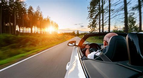 Žmonės, rūpinantys aplinka ir automobilio ekologiškumu