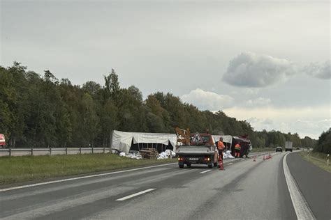 Infografika, iliustruojanti veiksmus, kurių reikia imtis sprogus padangai.