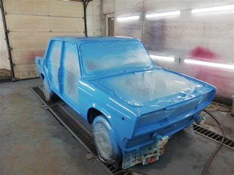 Automobilis po pilno dažymo su apsaugine danga