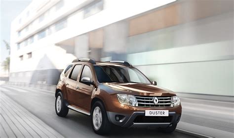 Teminė nuotrauka su Alainu Prostu ir Renault Duster automobiliu