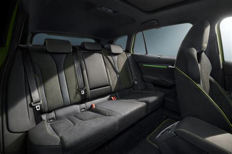 Škoda Enyaq iV interjeras ir įkrovimo stotelės