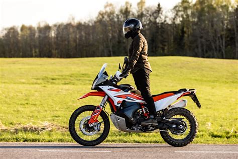 „Adventure“ tipo motociklas kelyje
