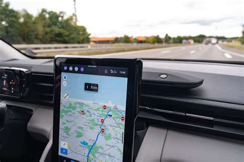 Tematinė nuotrauka: žmogus taiso automobilio multimedijos ekraną