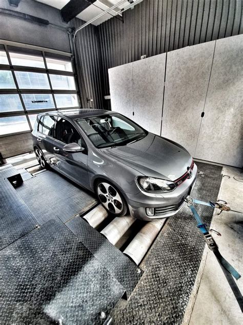 schematiškas galios matavimo stendo (dyno) vaizdas su automobiliu