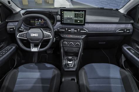 Dacia Sandero Stepway interjero nuotrauka su navigacijos ekranu