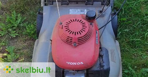 Teminė nuotrauka su Honda vejapjove pjaunančia veją