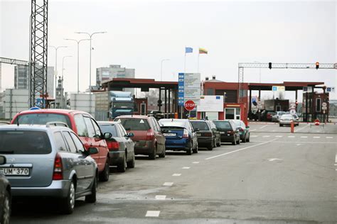 Pasienio kontrolės punkto eilė su lengvaisiais automobiliais