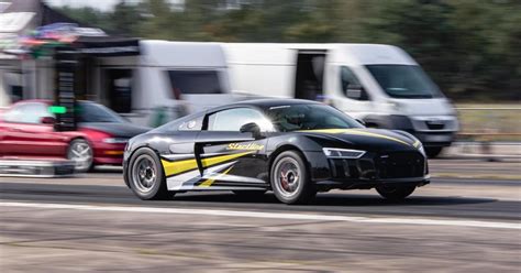 Teminis renginio foto su galingais automobiliais ant starto linijos