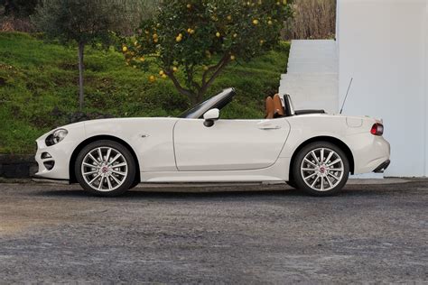 „Fiat 124 Spider“ navigacijos sistemos ekranas su atnaujinimo informacija