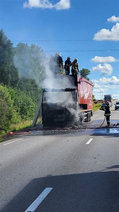 Teminis nuotrauka, vaizduojanti avariją su trimis automobiliais Trakų rajono kelyje A4, su sugadintomis transporto priemonėmis ir gelbėjimo tarnybomis