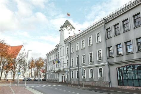 Tematinė nuotrauka, vaizduojanti savivaldybės transportą ar administracinį pastatą