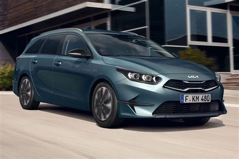 Detalė automobilio Kia Pro Ceed 1.6 CRDi, vaizduojanti multifunkcinį vairą ir prietaisų skydelį