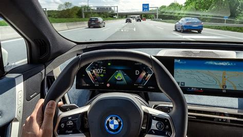 Infografika: BMW Driving Assistant Plus veikimo principas