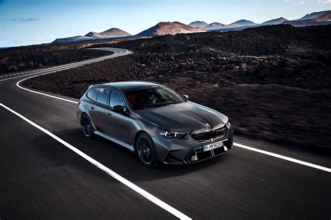 BMW lenktyninio automobilio nuotrauka su techniniais parametrais