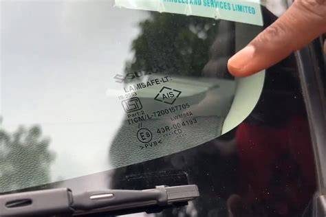 Pavyzdys, kaip „M“ ženklas atrodo ant automobilio