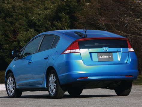 Mėlynos spalvos Honda Insight 2009 automobilio interjeras, išryškinantis vairą