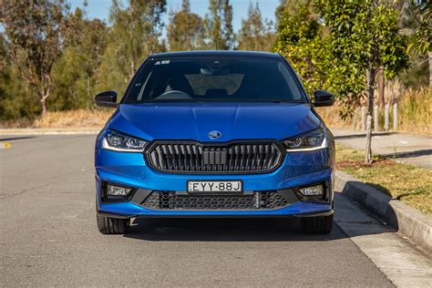 Skoda Fabia ketvirtos kartos modelio nuotrauka su pabrėžtais ilgio ir ratų bazės matmenimis