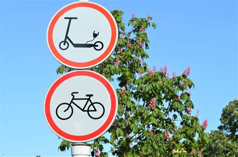 Kelio ženklų, leidžiančių eismą dviračiais ir elektriniais paspirtukais, pavyzdžiai