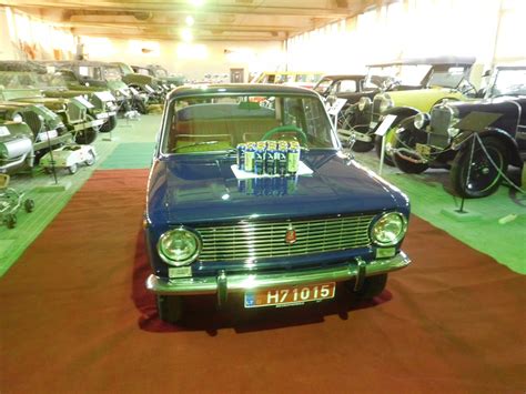 Apleisti retro automobiliai „Retromobile“ kapinėse