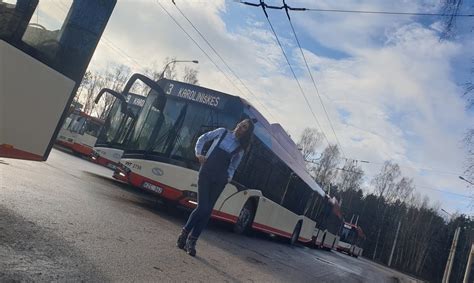 Troleibuso vairuotoja prie vairo