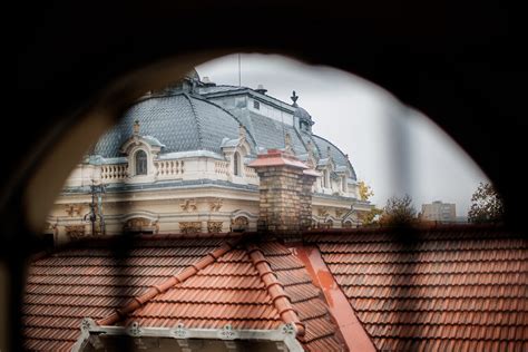 Teminė nuotrauka, vaizduojanti ramius atostogautojus ir saugų namą