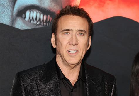 Nicolas Cage personažas Miltonas vairuoja automobilį filme 